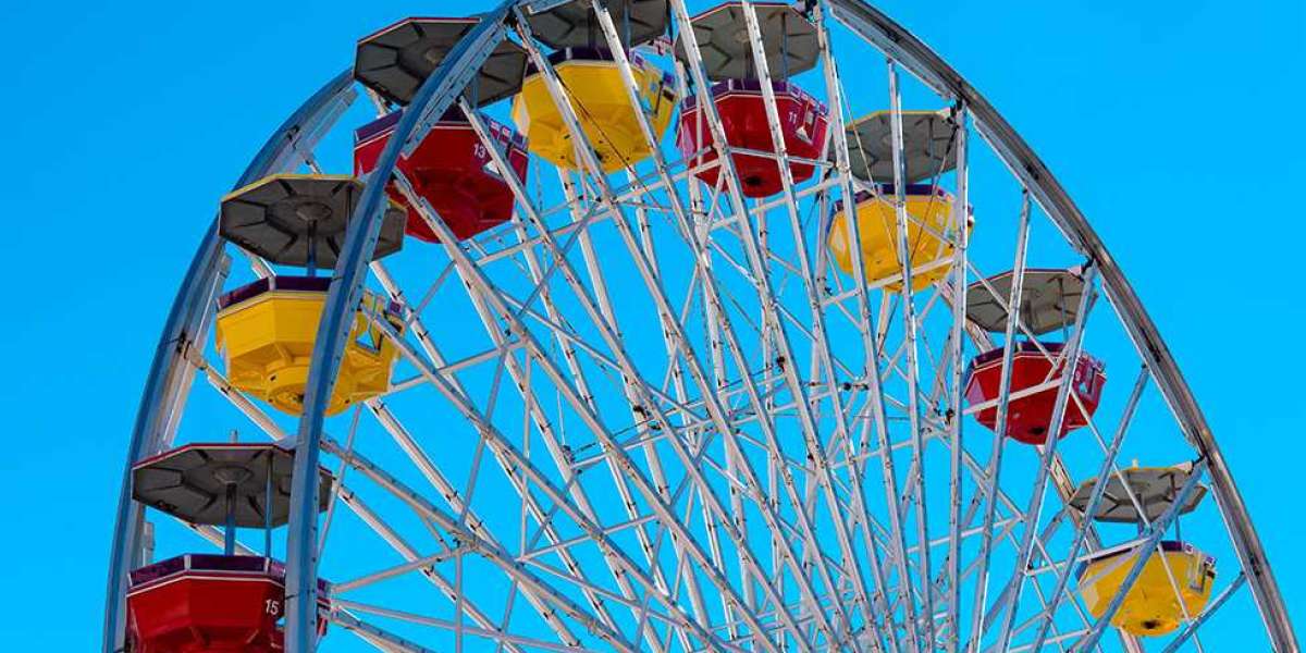 People Love The Big Ferris Wheel At Any Theme Park