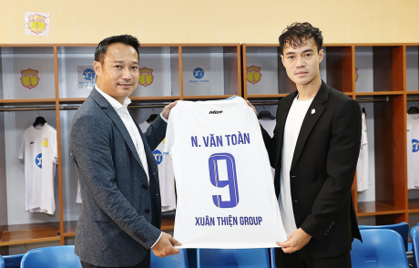 Văn Toàn ra mắt ‘đại gia’ V-League, nhận phí lót tay ngang Q.Hải