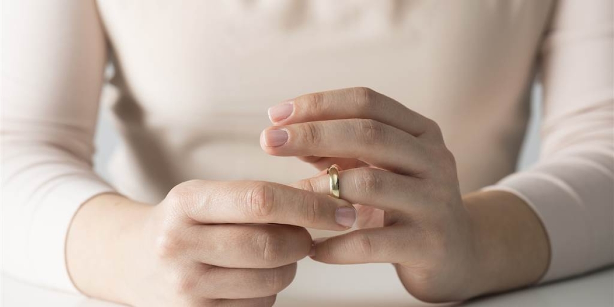 Khi tháo nhẫn cưới có sao không?