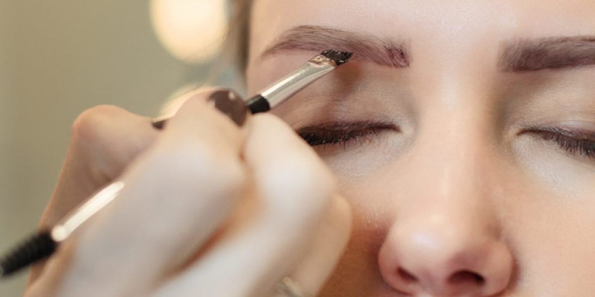A Comprehensive Guide to Eyebrow and Eyelash Tinting for Individuals with Allergies